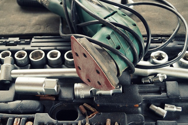 domácí bruska s díly