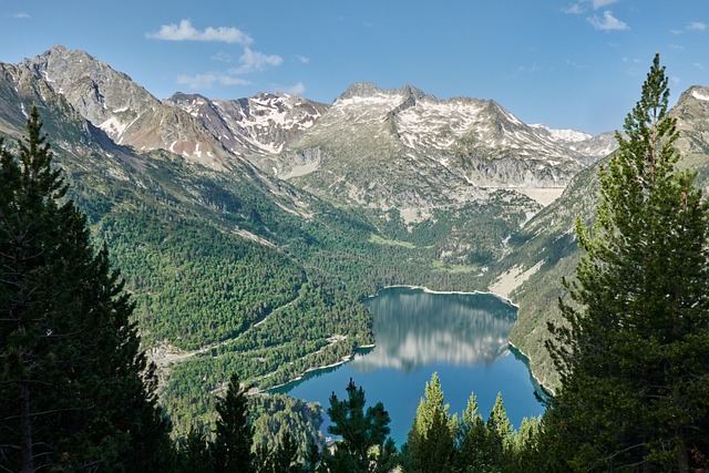 jezero v PyrenejÃ­ch