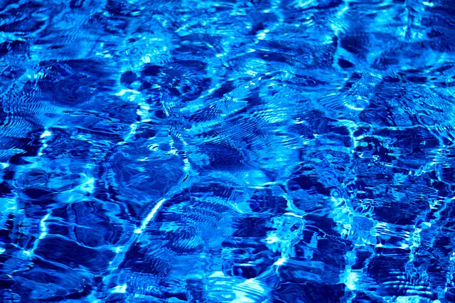 modrá bazénová voda