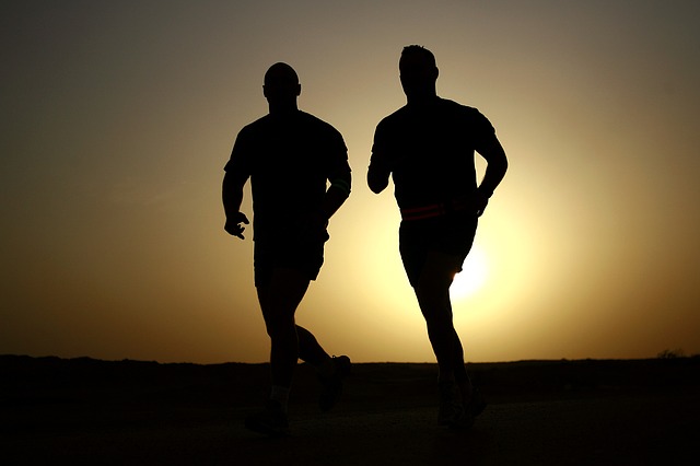 dva běžící muži.jpg